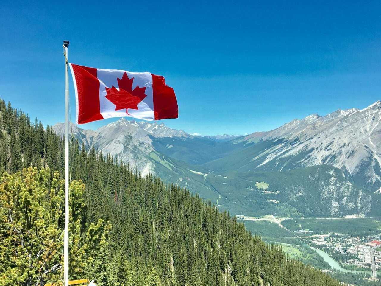 The Amazing Tourist Guide - Visiting Canada 7 The Amazing Tourist Guide - Visiting Canada 1