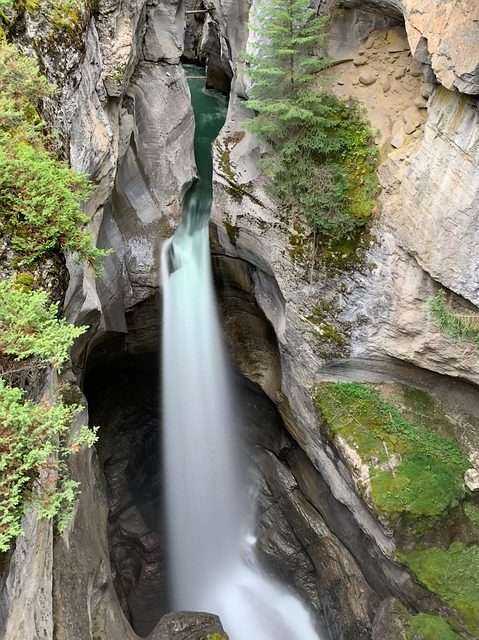 Maligne Lake : 6 Heavenly Hiking Trails 10 Maligne Lake