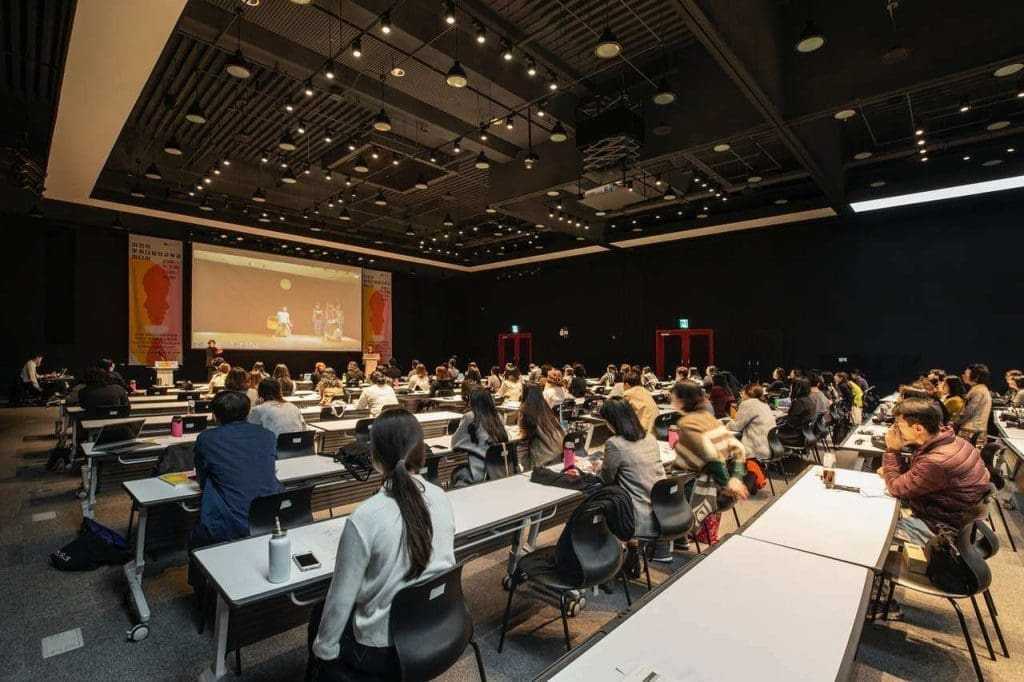 USA vs Canada: How Gambling Can Differ 9 Conference Hall