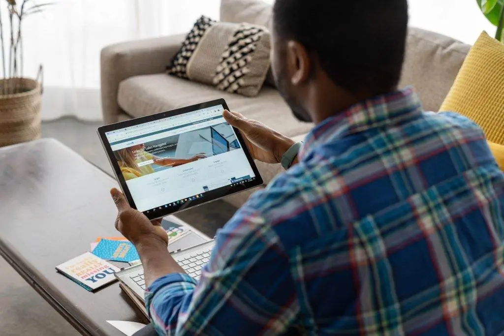 What Is One Advantage of Advertising on LinkedIn? man in blue white and red plaid shirt using macbook pro