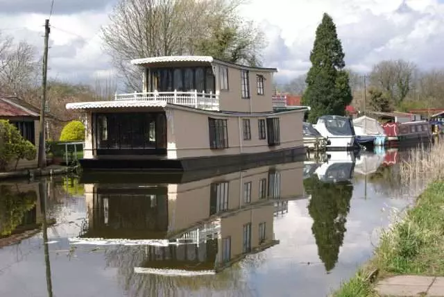 7 Best Houseboat Rentals In Ontario To Check Out 14