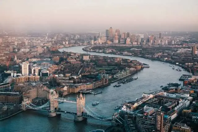 A Detailed Guide to Migrating to the UK - 5 Tips! - Icy Canada