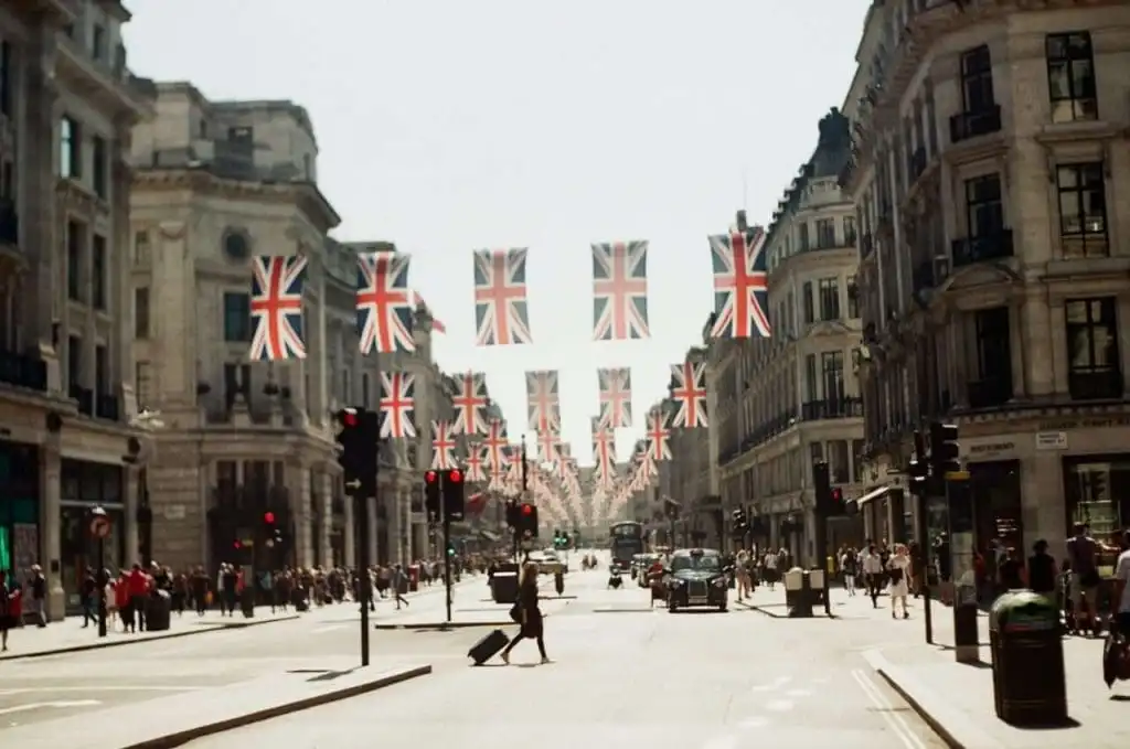 The Complete Guide to Immigrating to Britain 2 The Complete Guide to Immigrating to Britain 2
