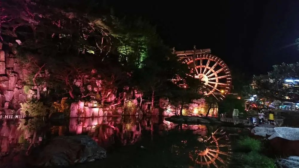 Know The Fascinating History of Butchart Gardens Waterwheel Square.