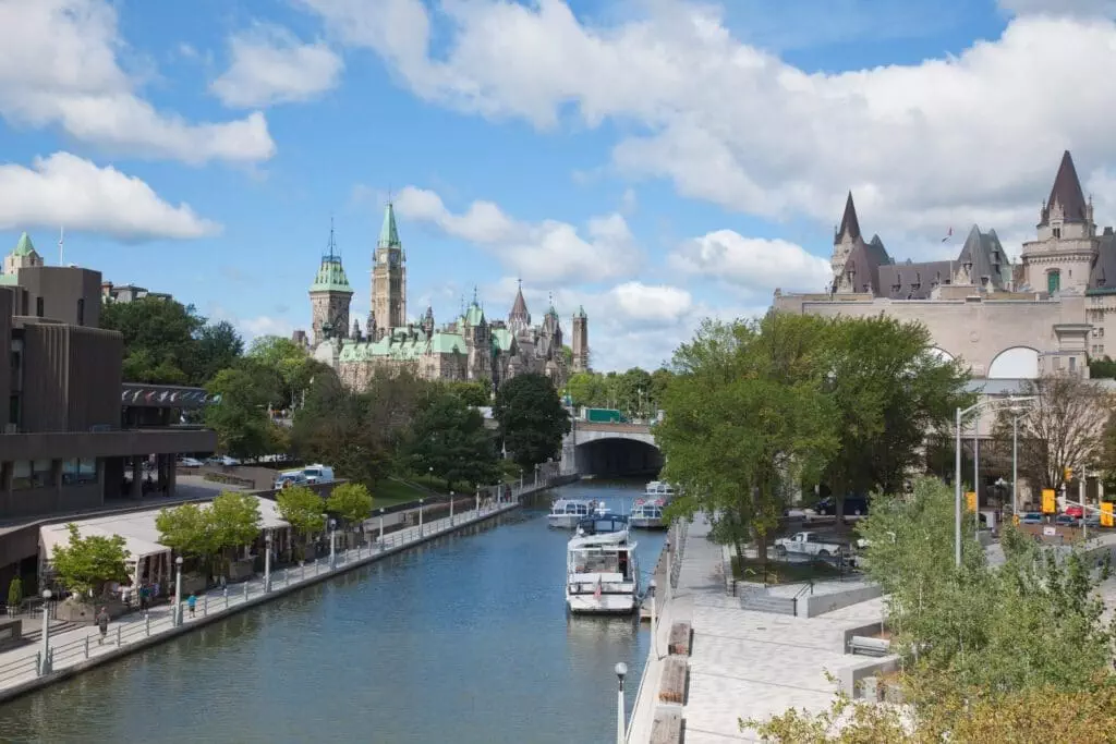 8752412 parliament of canada and rideau canal