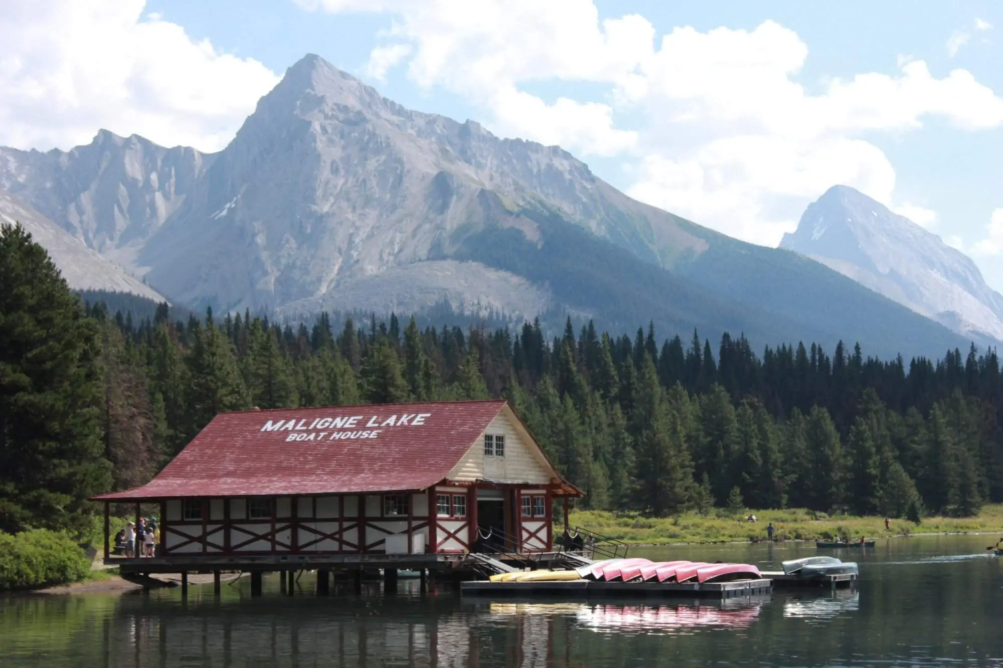 Jasper Lakes : Top 12 Spectacular Lakes to Explore Maligne Lake