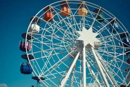 A Ferris giant wheel during the daytime.